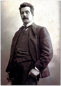 Giacomo Puccini in un ritratto fotografico (c. 1900) di Mario Nunes Vais (1856-1932). Firenze Archivi Alinari