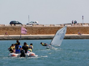 Allievi in gommone seguono le evoluzioni del timoniere di turno