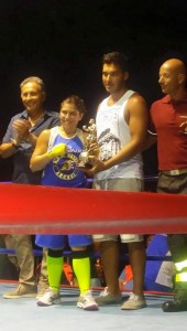 Giorgia Silvestri riceve il premio di miglior pugile della serata di Brindisi dal figlio_