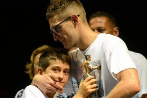 Josef Melarosa riceve il premio di miglior pugile della serata di Torre Canne dal figlio_