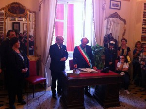 il sindaco di Pompei ed il sindaco di Latiano appongono le firme sullo scrittoio del beato Bartolo Longo