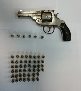 foto pistola e munizioni