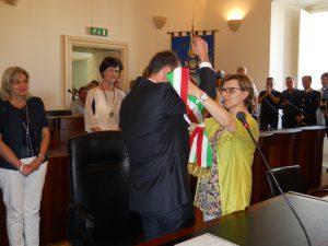 Cicoria consegna fascia al neo-sindaco Zaccaria