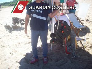 SEQUESTRO LETTINI OMBRELLONI (4)