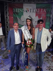 Da destra Angelo Inglese  Sara Cassiano e il sindaco Michele De Santis