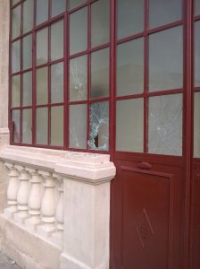 biblioteca-latiano-vandalizzata-2