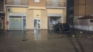 auto-rubata-e-usata-come-ariete-nellassalto-postamat-ufficio-postale