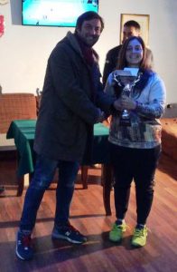 alessandro-dellaquila-premia-la-vincitrice-del-3-cat-fem-giulia-pierri