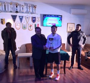 vito-de-guido-premia-il-vincitore-del-3-cat-maschile-matteo-bagordo