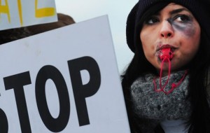 Picchia e maltratta moglie incinta: arrestato 24enne