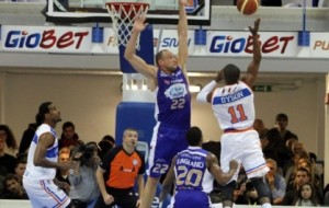 Enel Brindisi: il sogno continua. Cantù battuta 75-74