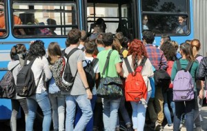 Trasporto scolastico, approvato documento operativo: ingressi in classe alle 8 e alle 10 e didattica in presenza al 75%