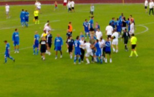Rissa in campo: denunciati otto calciatori