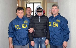 Nel cassetto due chili e mezzo di hascisc ed una pistola: nei guai un 21enne