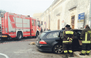 Bmw si schianta contro abitazione: morti due ragazzi di Brindisi