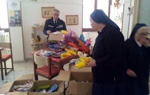 Oggetti e vestiti sequestrati donati alle Suore di San Vincenzo