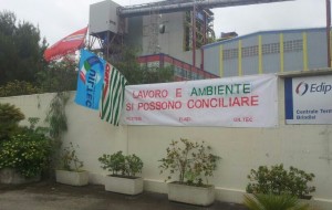 Conciliare lavoro e ambiente si può: i sindacati lo dicono con uno striscione