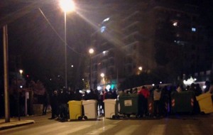 Ospiti del dormitorio bloccano Via Provinciale San Vito