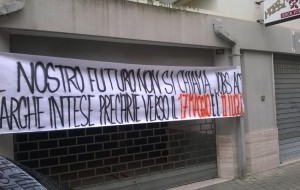 Primo Maggio: striscione degli studenti al Centro Impiego di Brindisi