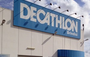 Ruba abbigliamento al Decathlon: arrestata 45enne