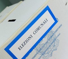 Urne aperte in cinque comuni della provincia di Brindisi: sfide decisive tra centrodestra e centrosinistra