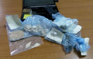 In casa erba, anfetamine, pistola lanciarazzi e cartucce: 30enne nei guai