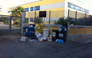 Raccolta Differenziata, cosi non va! la protesta e le foto dei residenti della Minnuta