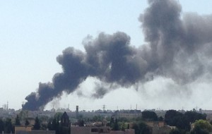 Grosso incendio nella zona industriale: nube di fumo sulla città