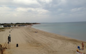 Prosegue la pulizia delle spiagge sul litorale a nord di Brindisi