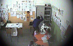 Brindisi, maestra d’asilo picchia e insulta i bambini: video la incastra