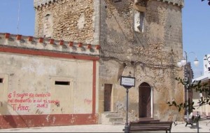 Minacce di morte e calci all’auto della vicina: in borsa aveva coltello a serramanico e droga