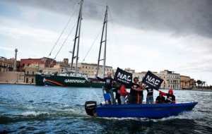 Giunta a Brindisi la Rainbow Warrior, la nave di Greenpeace