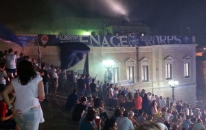 Le colonne romane ed un migliaio di tifosi accolgono il nuovo Brindisi