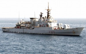 Arrivata la fregata Scirocco con 750 migranti a bordo. Avviate le operazioni di smistamento