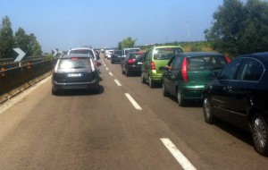 Veicolo in fiamme nei pressi di Torchiarolo: traffico in tilt sulla Lecce-Brindisi