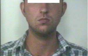 Sorpreso in auto con droga e coltello: arrestato 20enne
