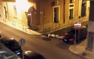 Inaudito a Brindisi: sacchetti di immondizia in fila per chiudere strada