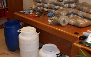 Trovati 34 Kg di droga, proiettili ed armi con matricola abrasa: erano sotterrati in fondo agricolo