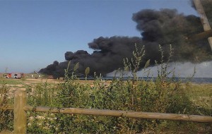 Incendio doloso a Punta del Serrone. Fiamme sul pontile della nuova passeggiata al mare