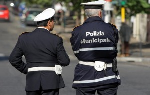 Mazzette per evitare controlli: arrestati due vigili urbani