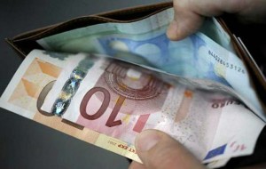 Ruba il portafogli a un cliente nel tabacchino: denunciato