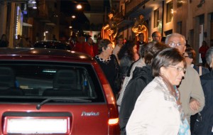 Processione tra le auto in sosta selvaggia: le proteste del parroco
