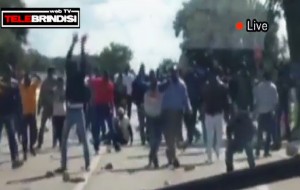 Senza stipendio e documenti: immigrati bloccano il traffico sulla Carovigno-San Vito