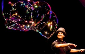 Bubbles: poesia, incanto e magia in una bolla di sapone