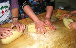 Si torna a mettere le mani in pasta nel laboratorio di cucina di Casa Carbotti
