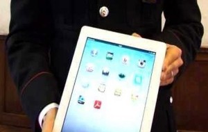Rompono vetro di un’auto e rubano tablet: arrestati grazie al servizio di localizzazione
