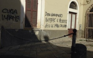 Scritte contro la curia ed il parroco vicino alla Chiesa di Santa Lucia