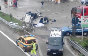 Il furgone della lavanderia dell’ospedale si schianta contro area di servizio: un morto a Brindisi