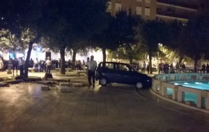 Piazza Cairoli: auto travolge panchina e rischia di finire nella fontana, feriti non gravi