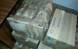 PD e GD consegnano materiale da cancelleria scolastica a scuola di periferia
